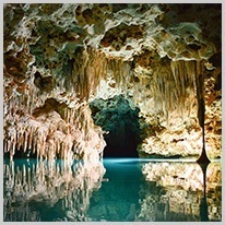里面 | 洞穴里面有很多水。