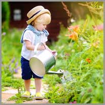 कर सकना | छोटे बच्चे ने पहले ही फूलों को पानी देना सीख लिया है।