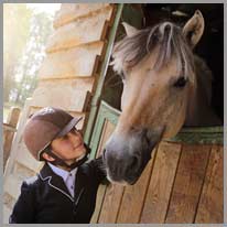 rakastaa | Hän todella rakastaa hevostaan.