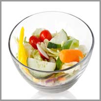 miešať | Môžeš si zmiešať zdravý šalát so zeleninou.