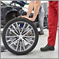 changer | Le mécanicien automobile change les pneus.