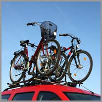 transporter | Nous transportons les vélos sur le toit de la voiture.