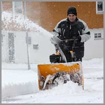 cuidar | Nosso zelador cuida da remoção de neve.