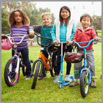 გასეირნება | ბავშვებს მოსწონთ ველოსიპედის ან სკუტერების ტარება.