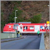 geçmek | Tren yanımızdan geçiyor.